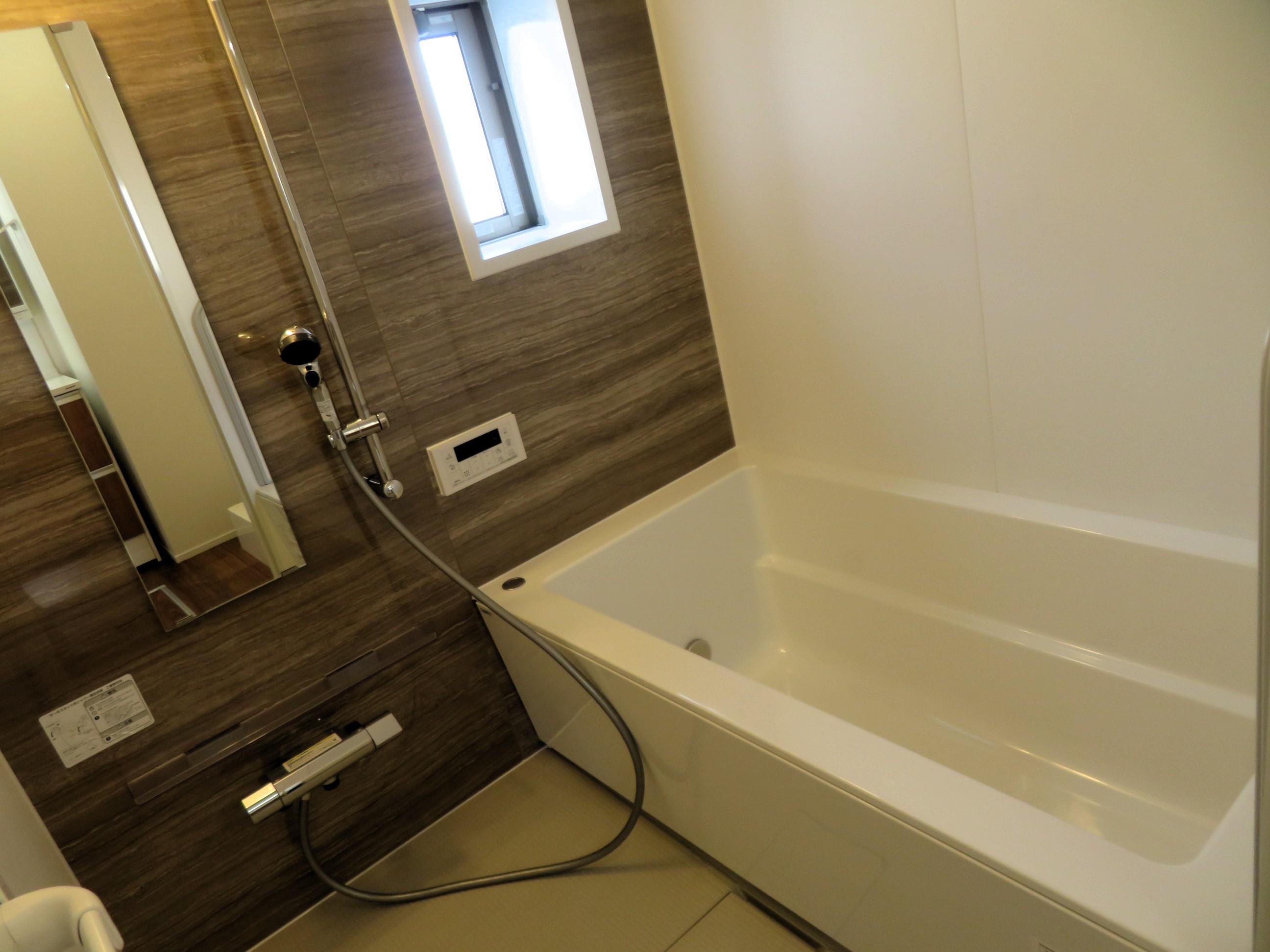 バス・シャワールーム　浴室乾燥機＆追い炊き機能付。