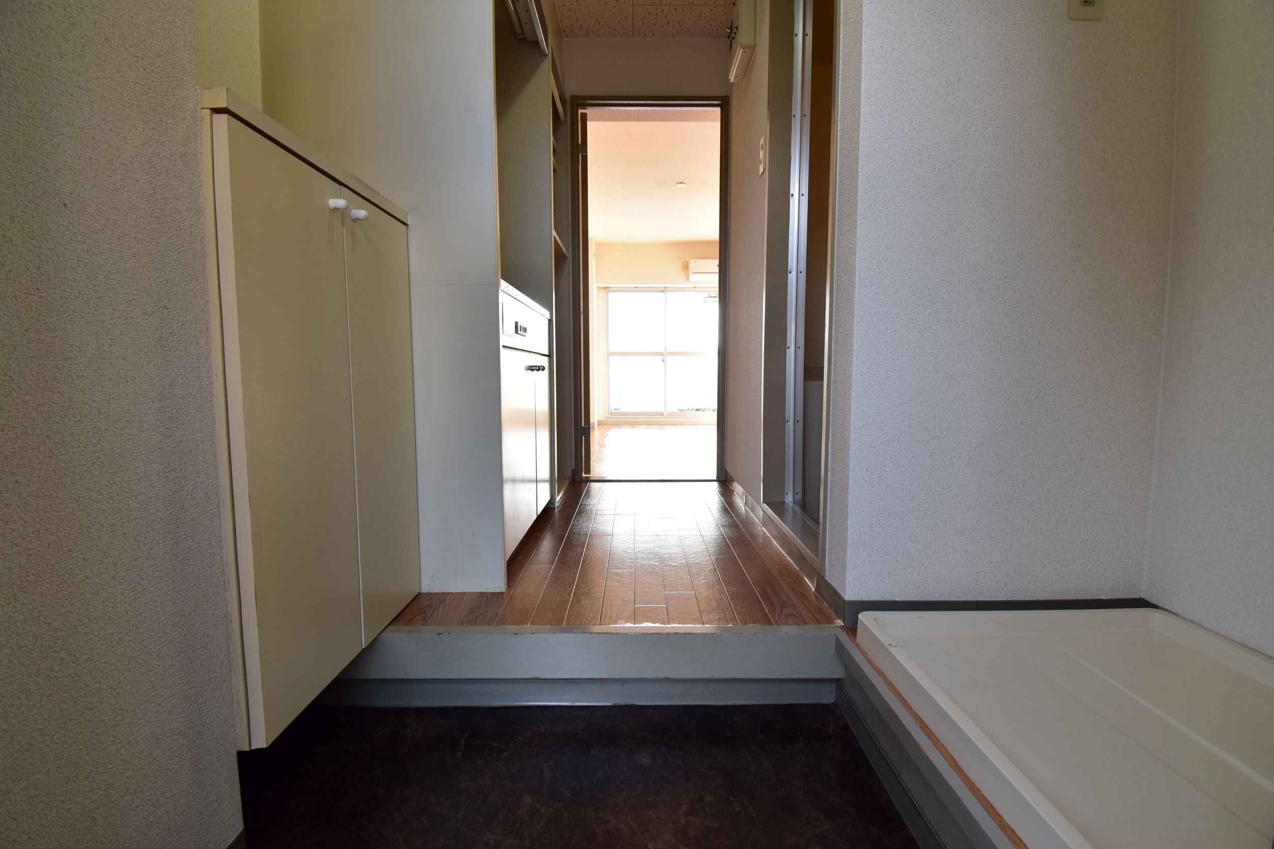 玄関　※同建物の別のお部屋の写真です。