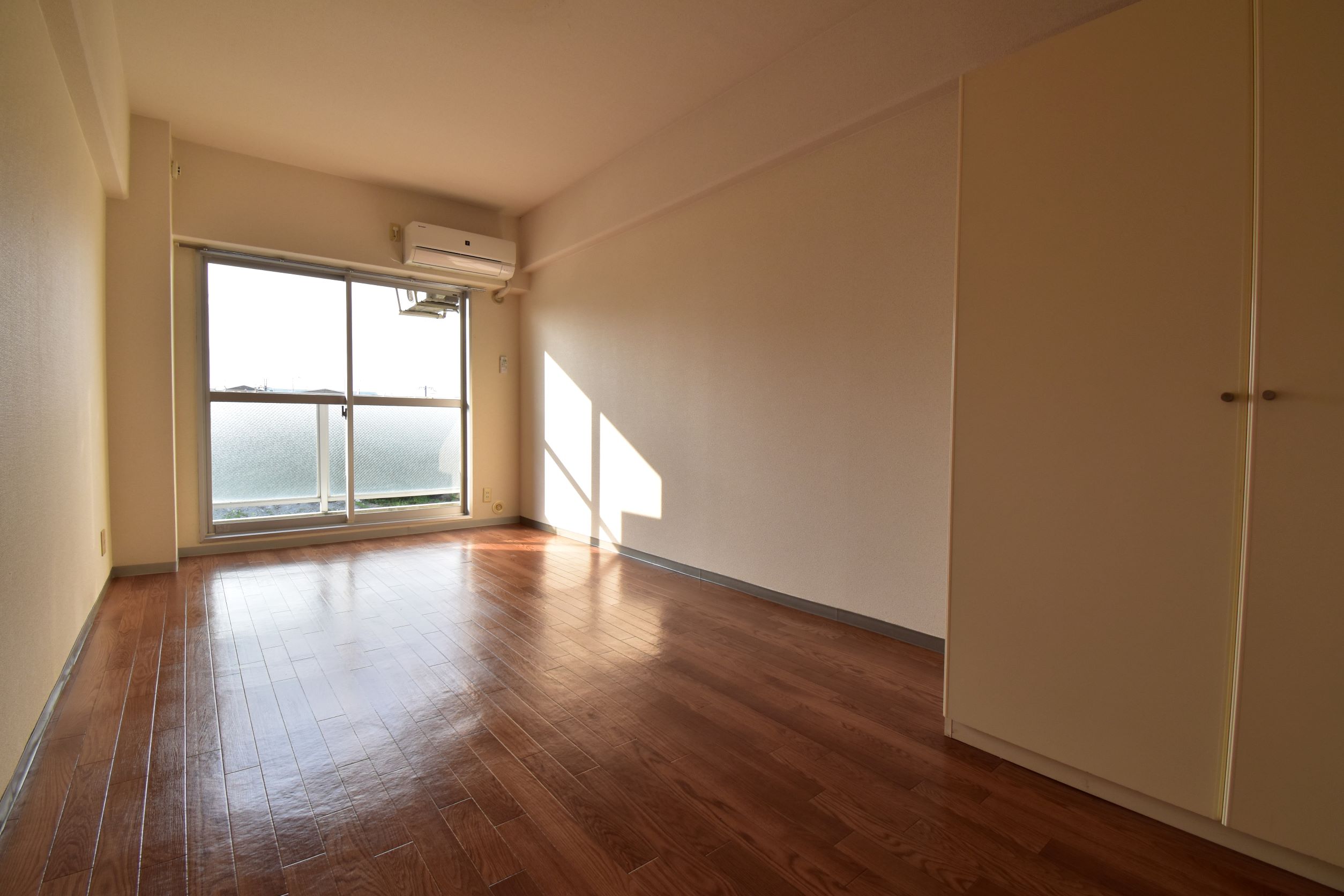 居室・リビング　※同建物の別のお部屋の写真です。