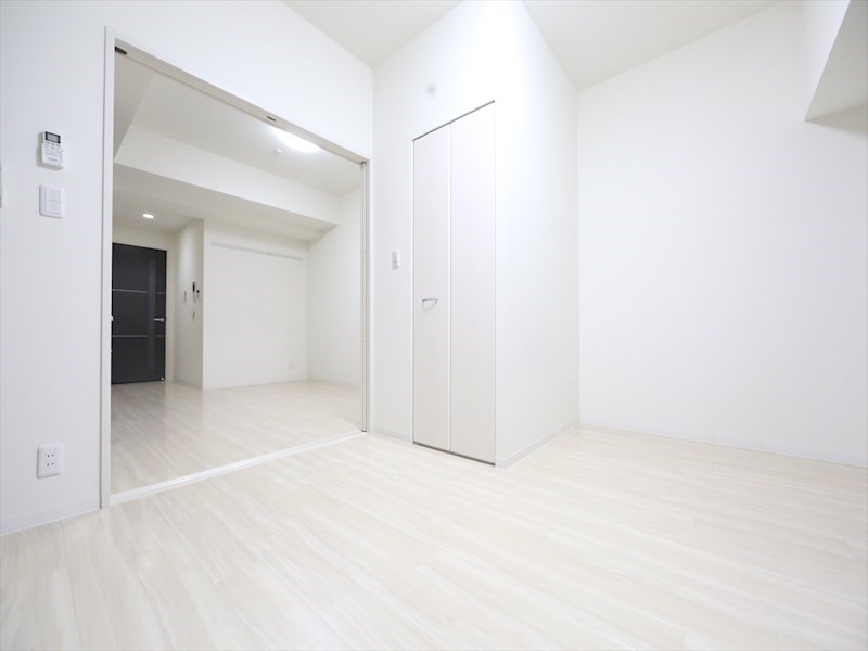 居室・リビング　ＬＤＫ10帖　洋室7帖　つなげても仕切っても使えます