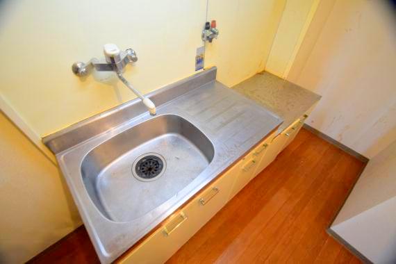 キッチン　ピカピカのミニキッチンです。お料理が楽しくなりますね。