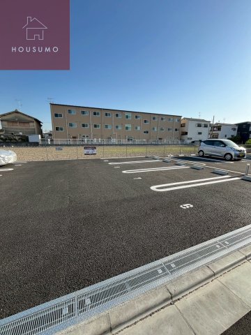 駐車場　落ち着いた雰囲気の外観です