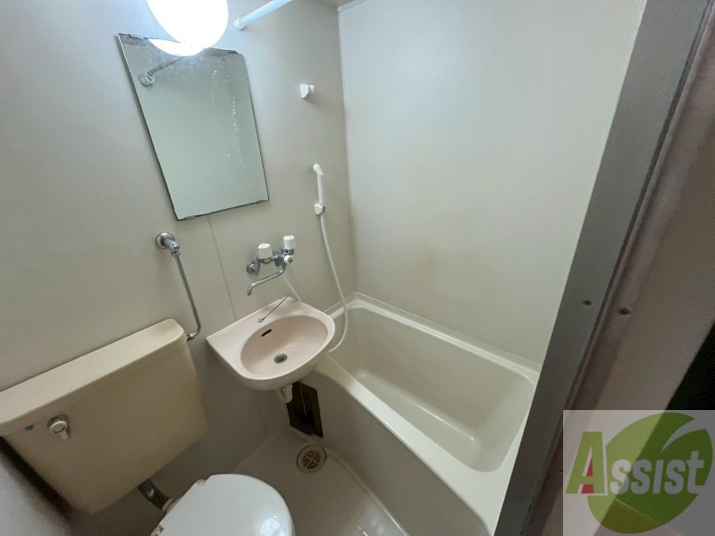 バス・シャワールーム　こちらはお風呂。一日の疲れをここで癒してください。