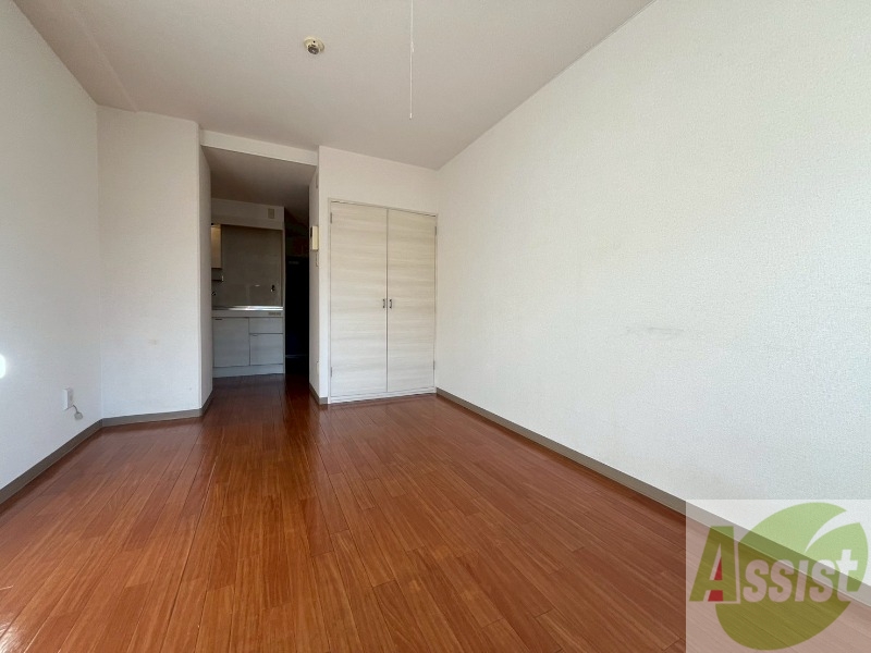 その他部屋・スペース　８帖の洋室です。広々として、きれいですね。