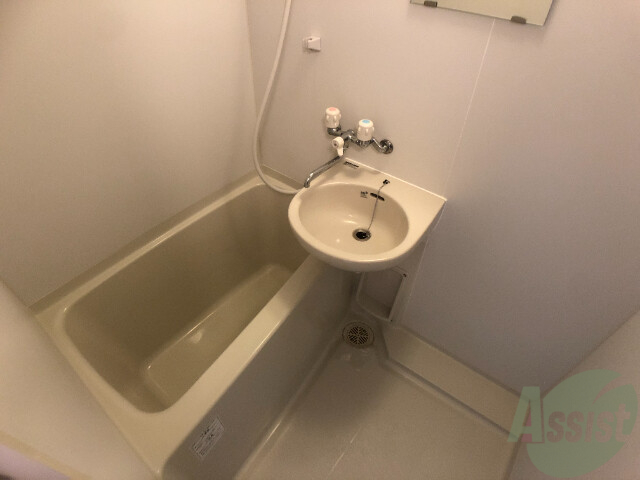 バス・シャワールーム　バスルームは狭すぎず、シャワーも浴びやすそうです。