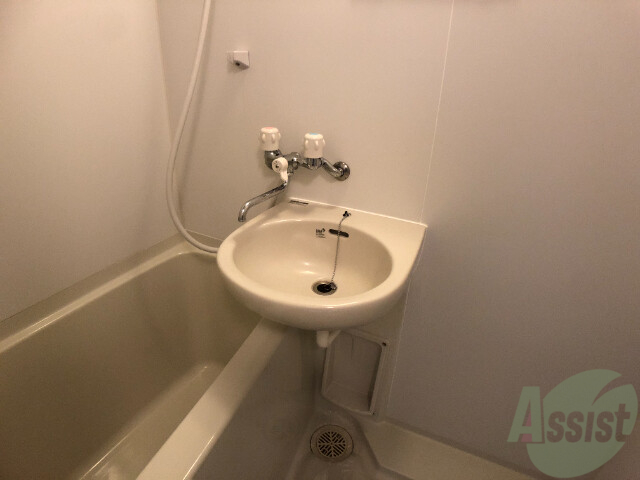 洗面設備　洗面台です。シンプルなつくりなので、お手入れしやすそうです。