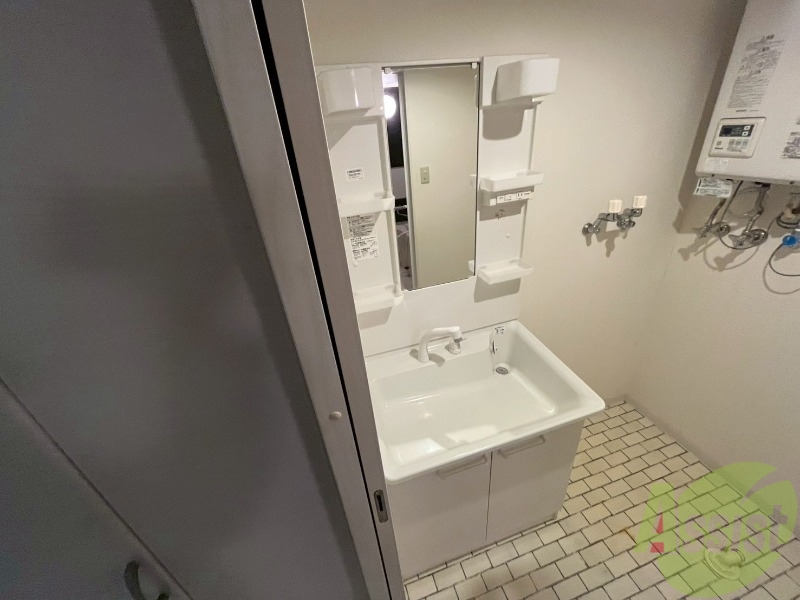 洗面設備　独立洗面台です。大きくてよいですね。シャンプーもできます！