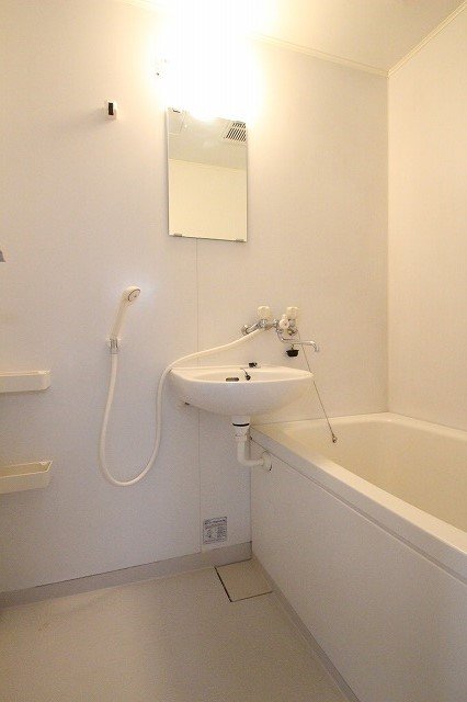 バス・シャワールーム　同物件、別号室のものです。