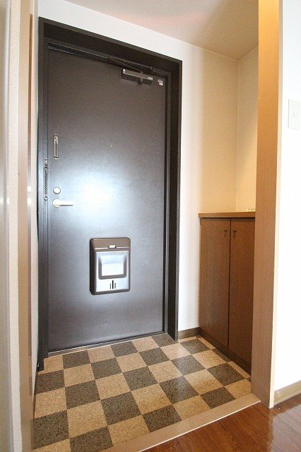 玄関　同物件、別号室のものです。