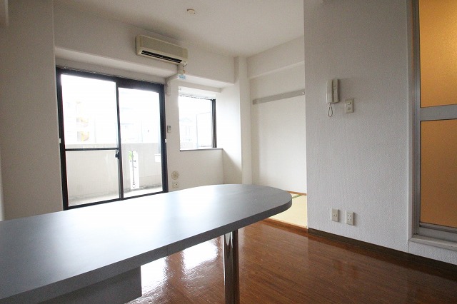 居室・リビング　同物件、別号室のものです。