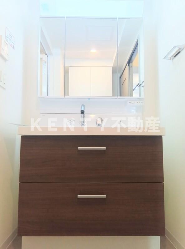 洗面設備　ゆったりとスペースのある洗面所