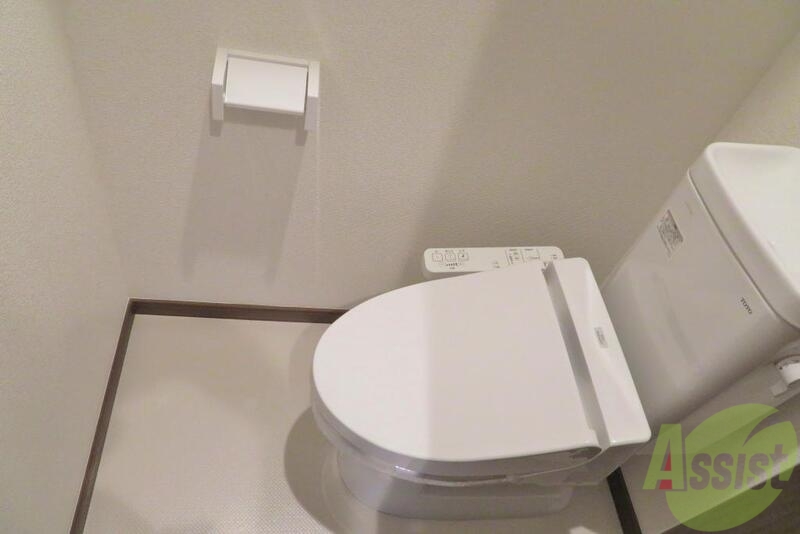 トイレ　トイレはシンプルで清潔。温水洗浄便座付きで快適です。