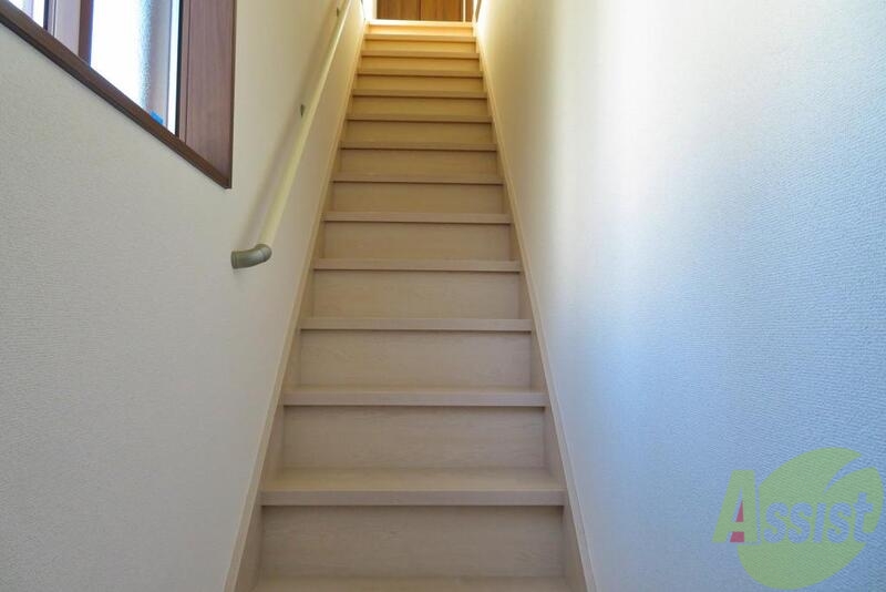 玄関　玄関からお部屋まではこちらの階段を上って下さい。
