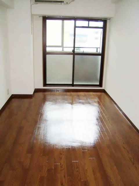 居室・リビング　明るい洋室