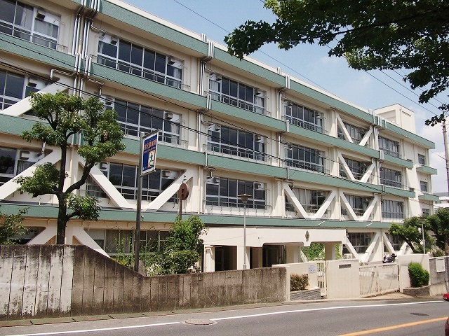 中学校　茨木市立西中学校（中学校）まで974m