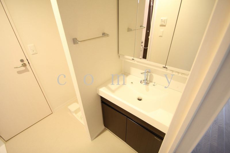 洗面設備　３面鏡にもなる洗面台