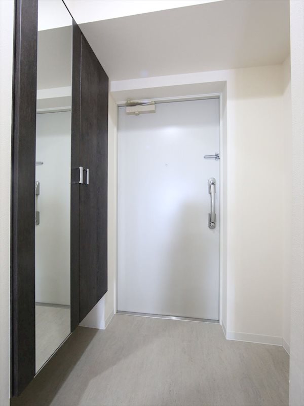 玄関　玄関　シューズボックス　姿見鏡付き（収納充実してます）