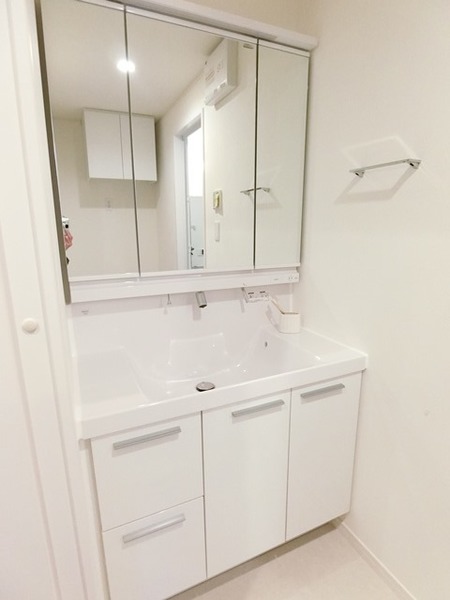 洗面設備　三面鏡