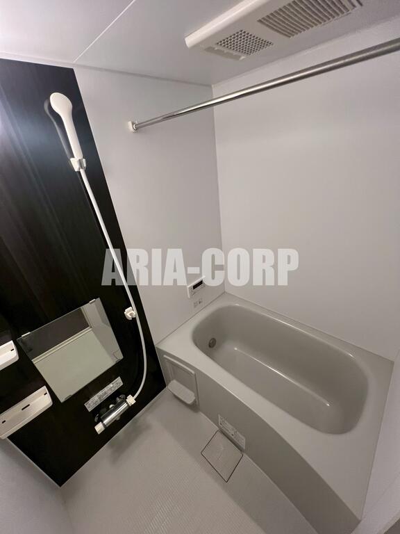 バス・シャワールーム　浴室乾燥・追焚機能付。カラーパネル採用でお洒落なバスルーム。