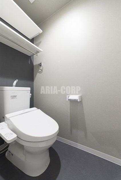 トイレ　ウォシュレット対応♪上部には収納スペースもあります！