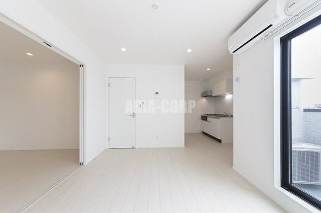 居室・リビング　白を基調としたお洒落なお部屋！奥行きたっぷりの空間です♪