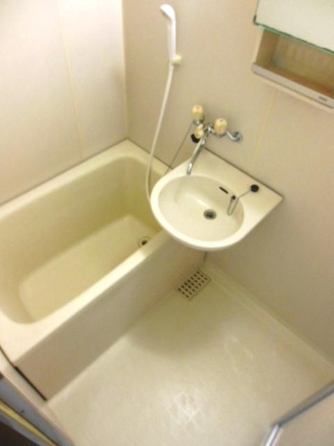 バス・シャワールーム　★小窓があると換気もできて清潔に保てますね★