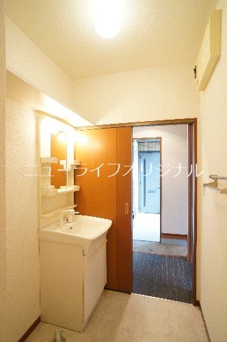 洗面設備　シャワー付き洗面台で忙しい朝でも楽に身支度が出来ます！