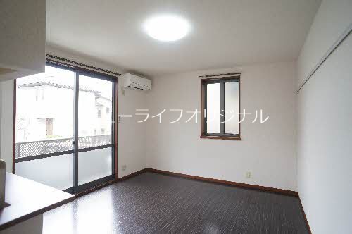 居室・リビング　2面採光の明るいリビングで家族の会話も弾みそうです☆