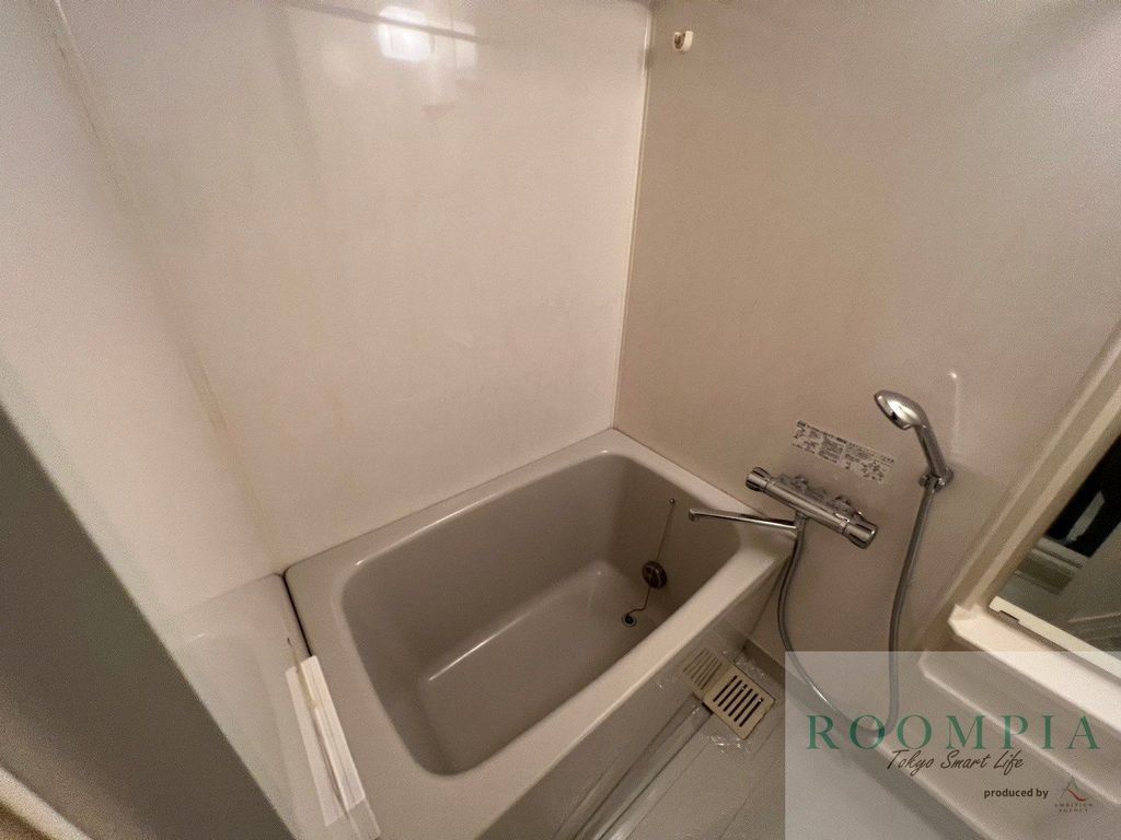 バス・シャワールーム　※同タイプの別のお部屋です。