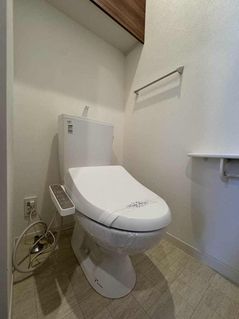 トイレ　落ち着いた色調のトイレです