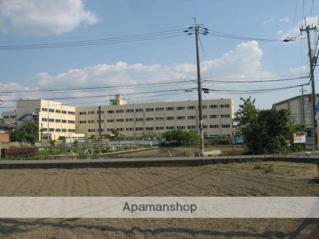 中学校　高槻市立冠中学校（中学校）まで723m