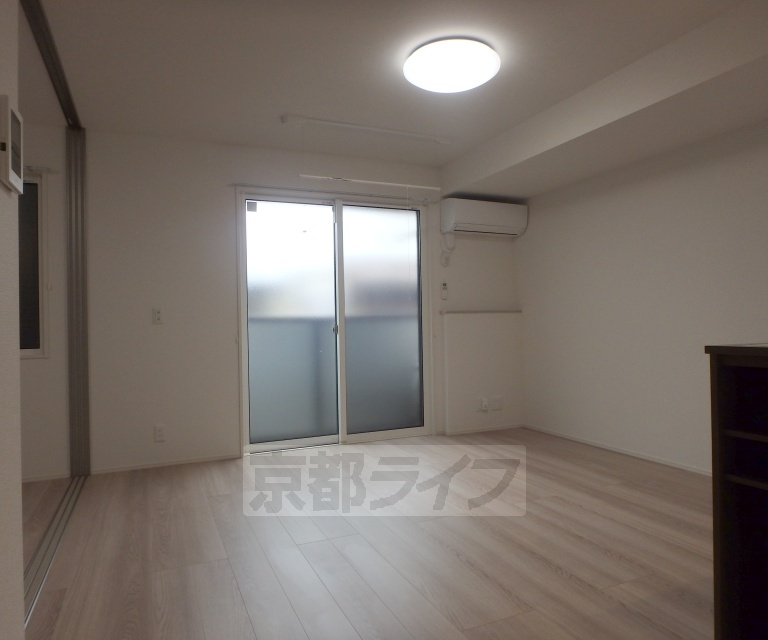 居室・リビング　大きな窓のある部屋です。