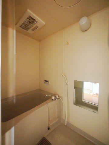 バス・シャワールーム　お風呂　追い焚き機能付き。