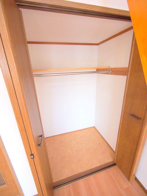 収納　テンションバー付きの収納です。