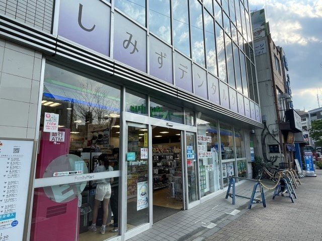 コンビニ　ファミリーマート北浦和駅西口店（コンビニ）まで713m