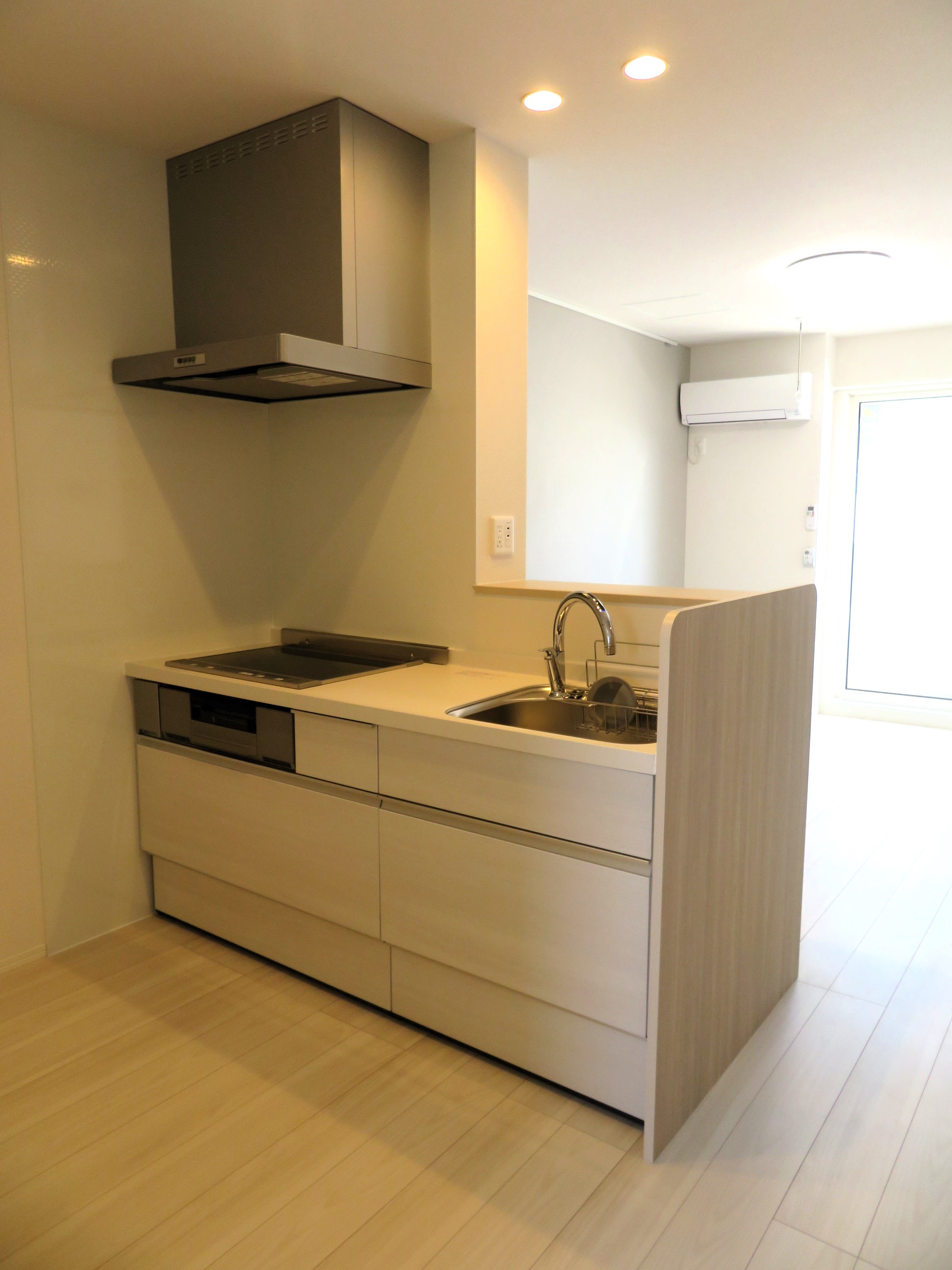 キッチン　女性に人気のカウンターキッチン！コンロ3口＆グリル付き。