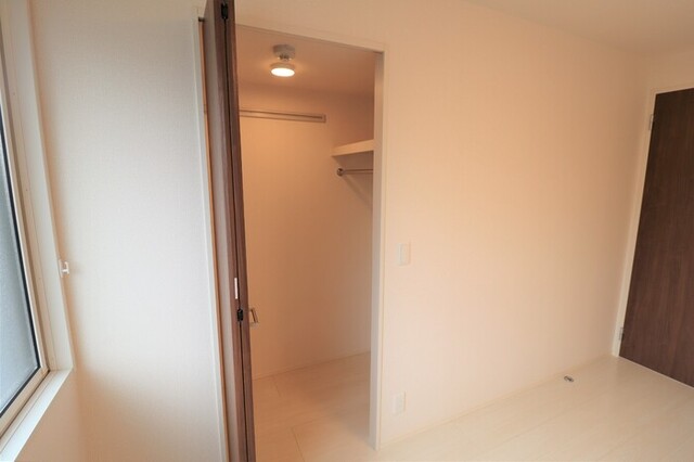 収納　ウオークインクローゼット１