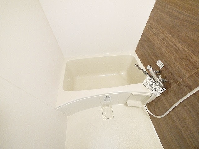 バス・シャワールーム　コンパクトで使いやすいお風呂です