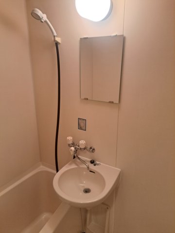 洗面設備　鏡もついてきれいな洗面台です