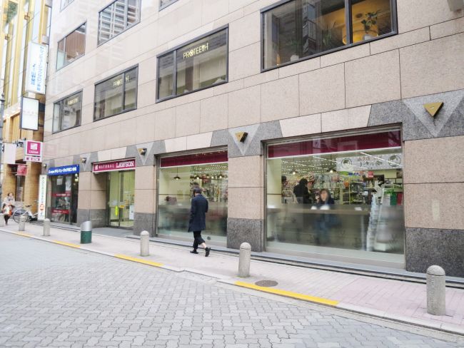 コンビニ　ナチュラルローソン赤坂見附店（コンビニ）まで109m