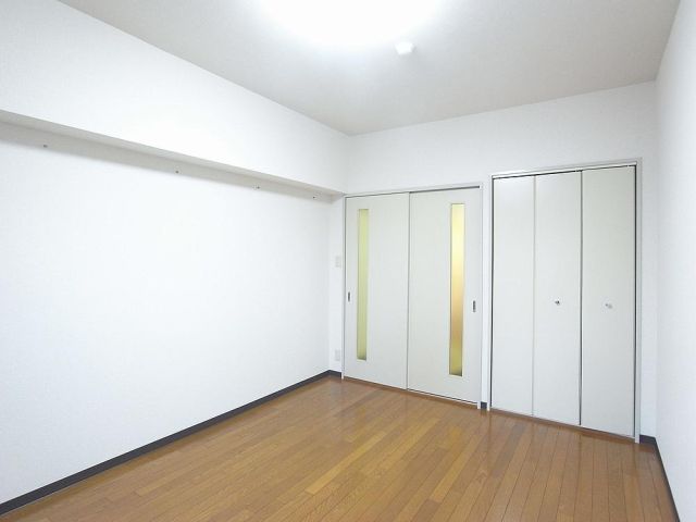その他部屋・スペース　温かみを感じられる色のフローリングです！