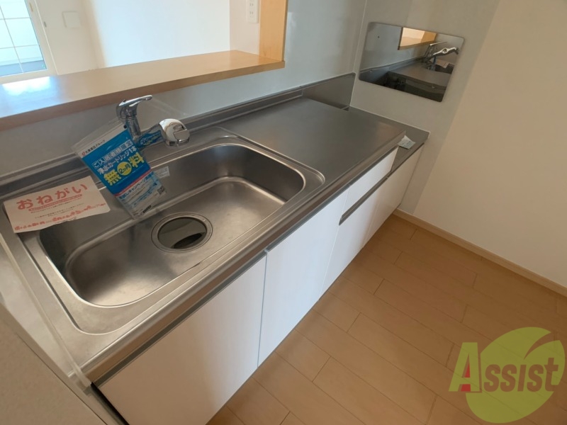 キッチン　キッチンが広いので大人が並んでも余裕です。