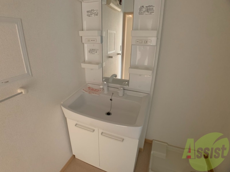 洗面設備　独立洗面台があるので、毎朝の身支度はこちらでどうぞ