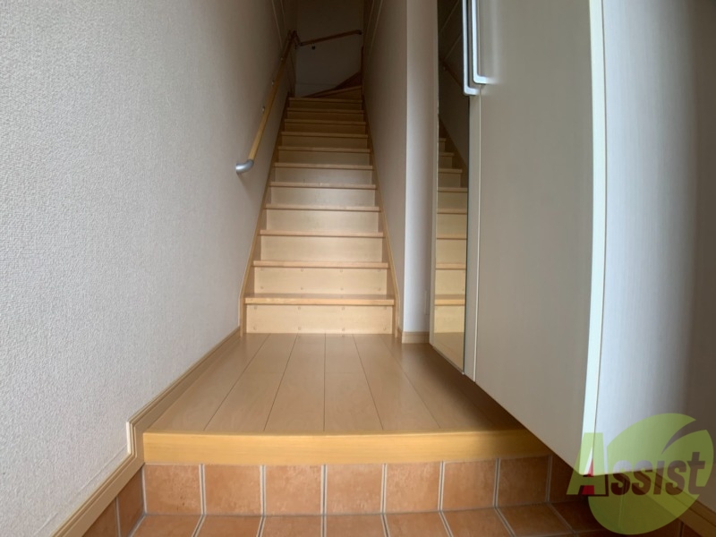 玄関　玄関から撮影しました。入ると階段があり２階へ繋がります。