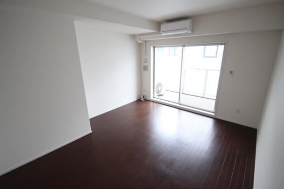 居室・リビング　別号室写真です
