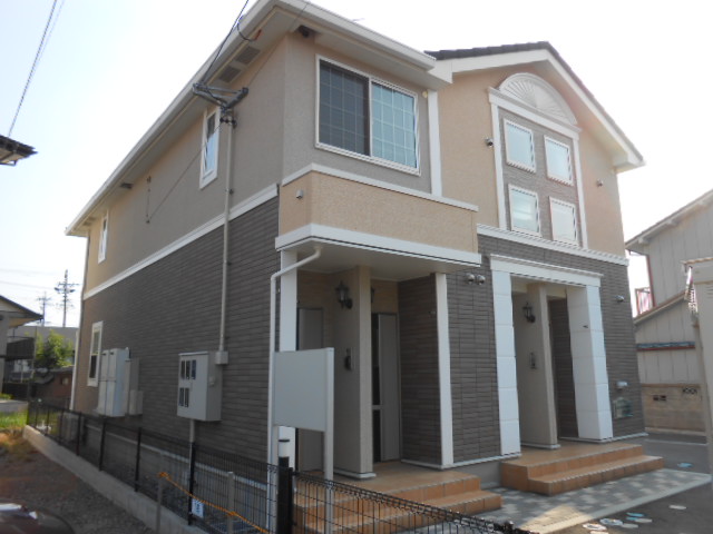 建物外観　建物玄関側（北面）を北東方向より撮影