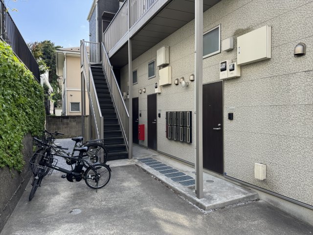エントランス　落ち着いたエントランスです
