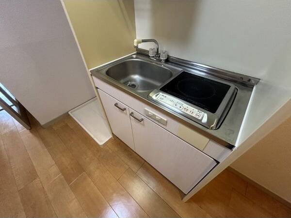 キッチン　※写真は同じマンションの違う部屋のものになります。