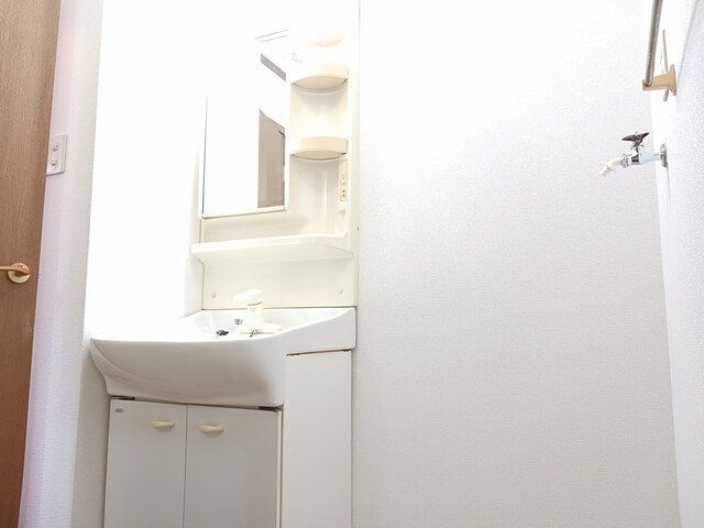 洗面設備　明るい洗面所です
