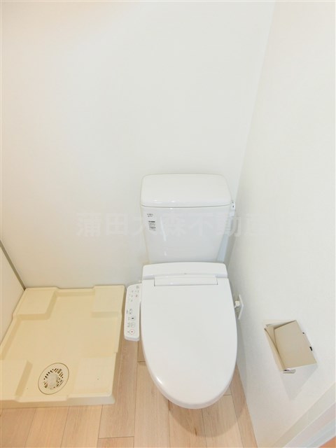 トイレ　温水洗浄便座付きのトイレ　洗濯機置き場